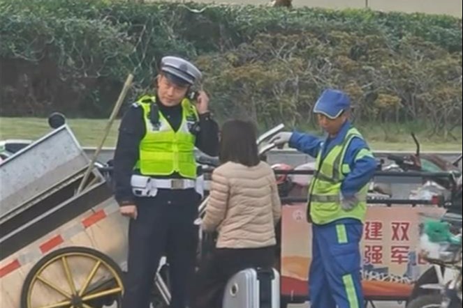 女子上海街頭騎電動行李箱被攔 反問交警：你來接我上班嗎？