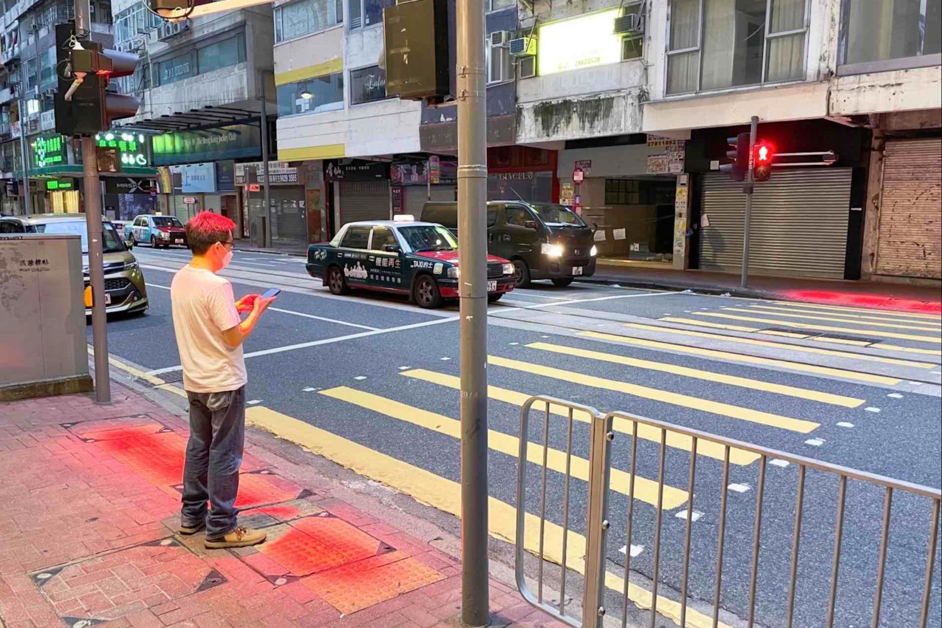 運輸署試行新輔助裝置
紅光警告低頭族勿亂過馬路