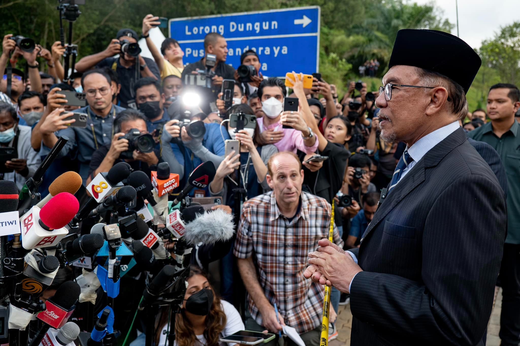 曾因雞姦罪入獄 安華終成馬來西亞新任總理