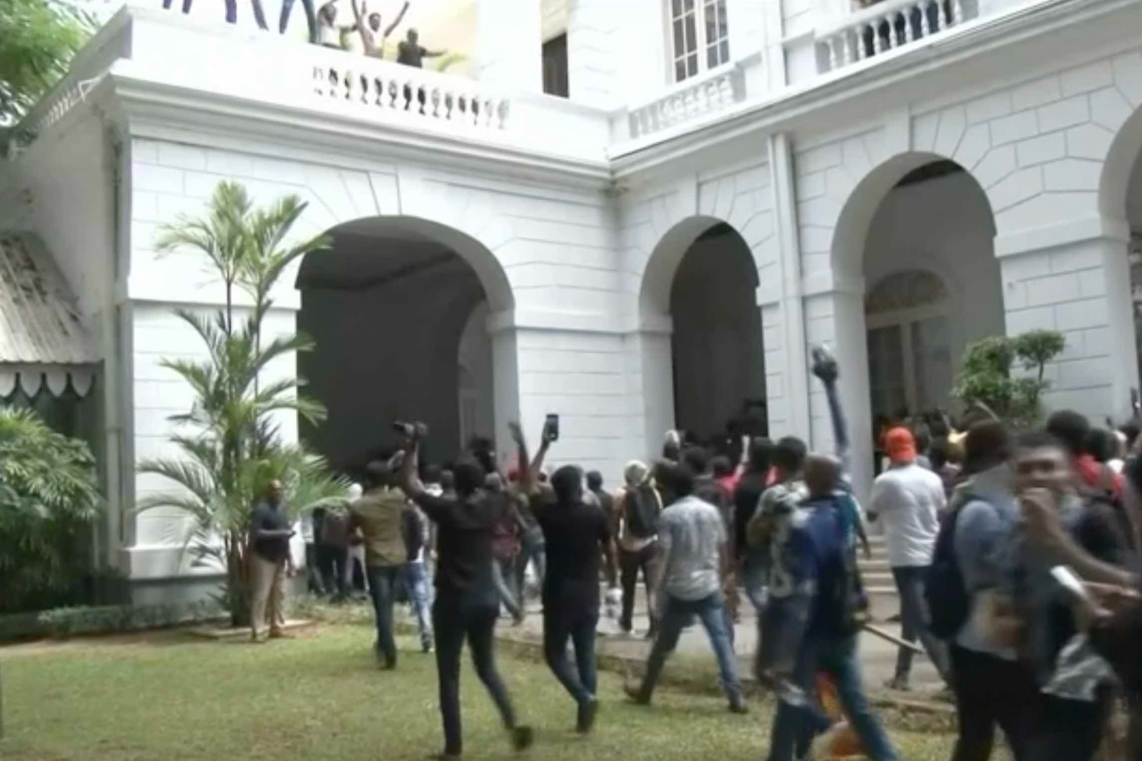 國家破產 示威者衝入官邸 斯里蘭卡總統大逃亡願下台
