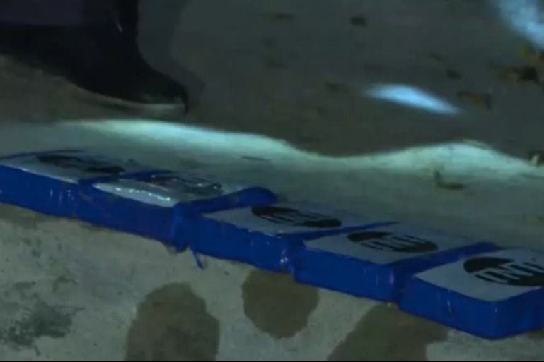 赤柱舂坎角泳灘發現多個可疑包裹
 警方指內藏價值1900萬元可卡因