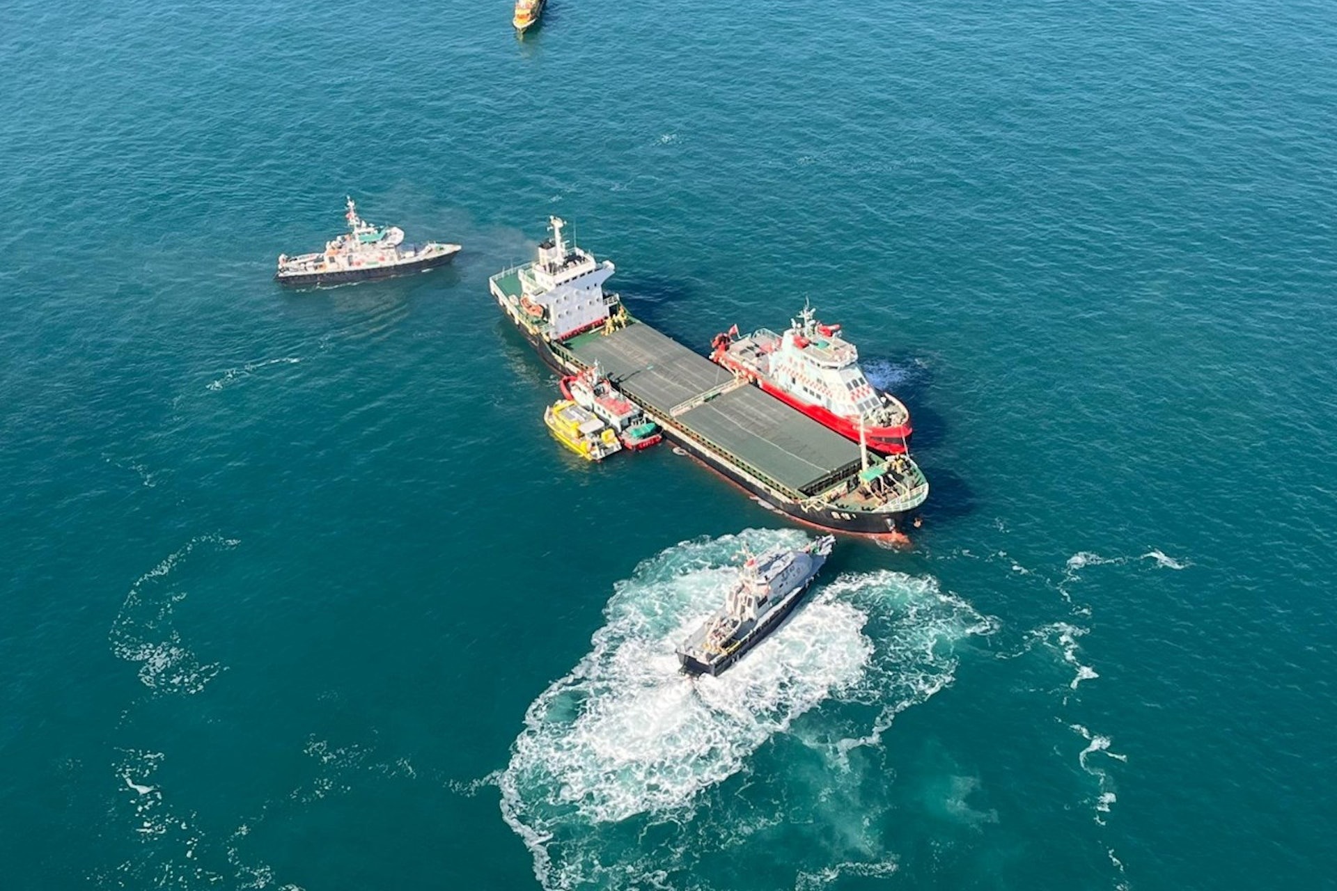 南丫島發電廠對開海面貨輪起火 船上1人死亡12名船員待援