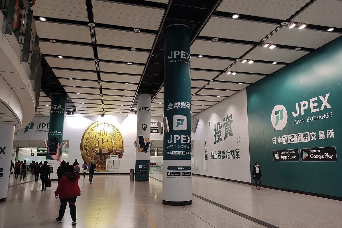 多個港鐵站曾出現大型JPEX廣告 港鐵：由代理公司承辦已再沒刊登