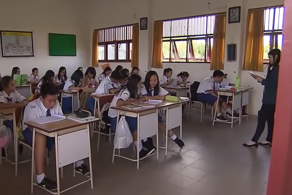 印尼政府要求學生5點半返學  家長崩潰：摸黑上學好危險！