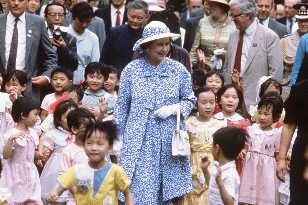 女王愛出訪 遍及110國家和地方 兩度訪港入公屋街市成集體回憶