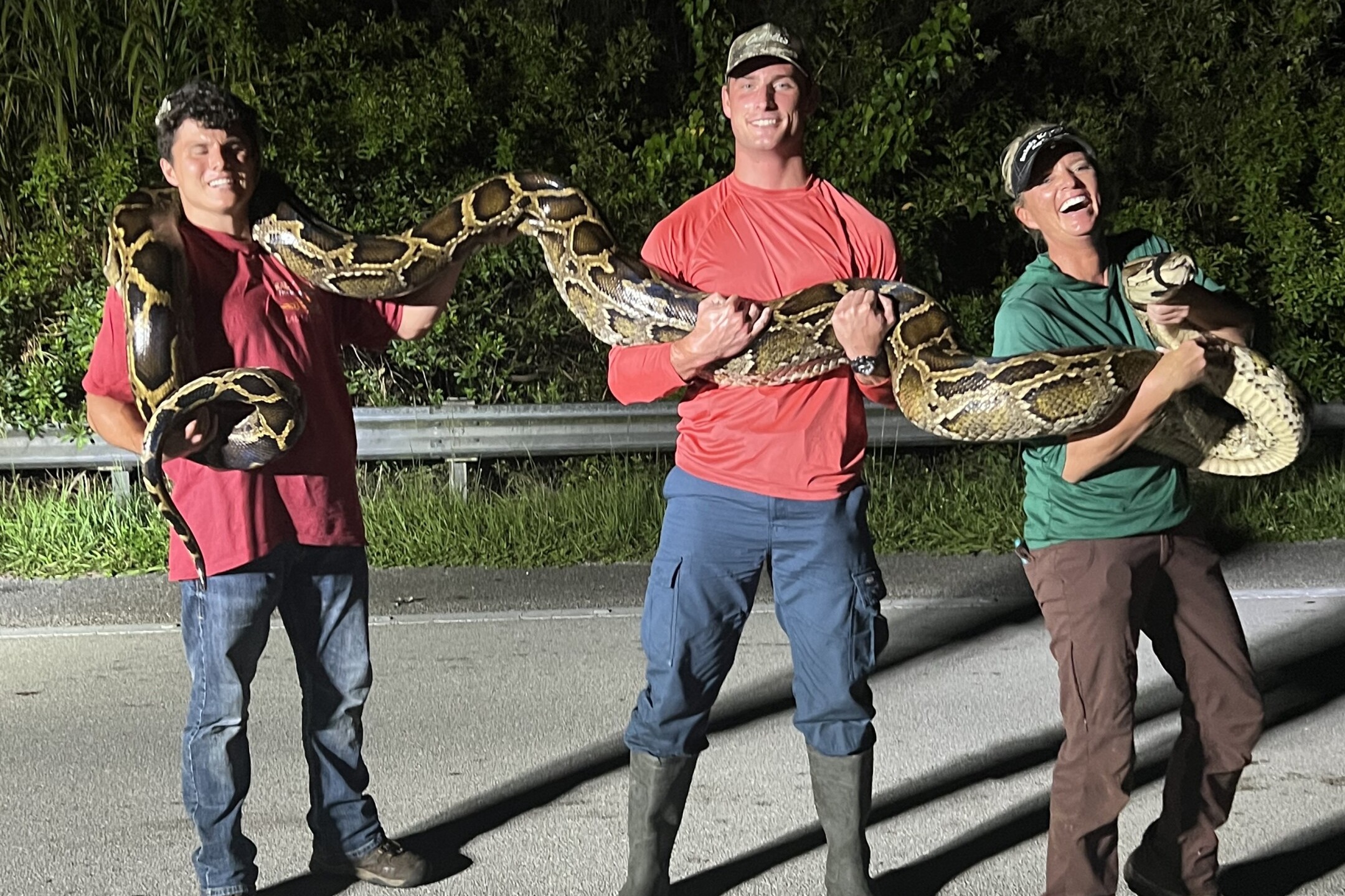 美國佛州男「肉搏」蟒蛇
 體長達2層樓高破世界紀錄