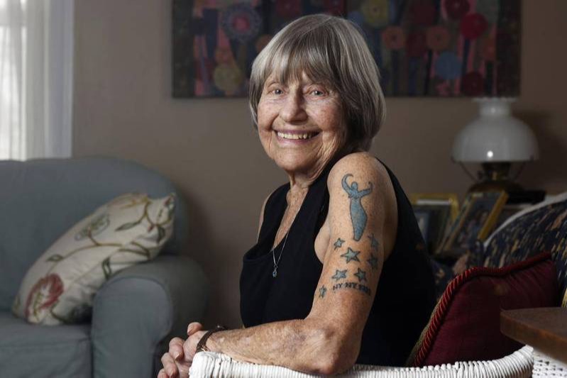 美國女人瑞潮到爆 百歲生日紋身慶祝