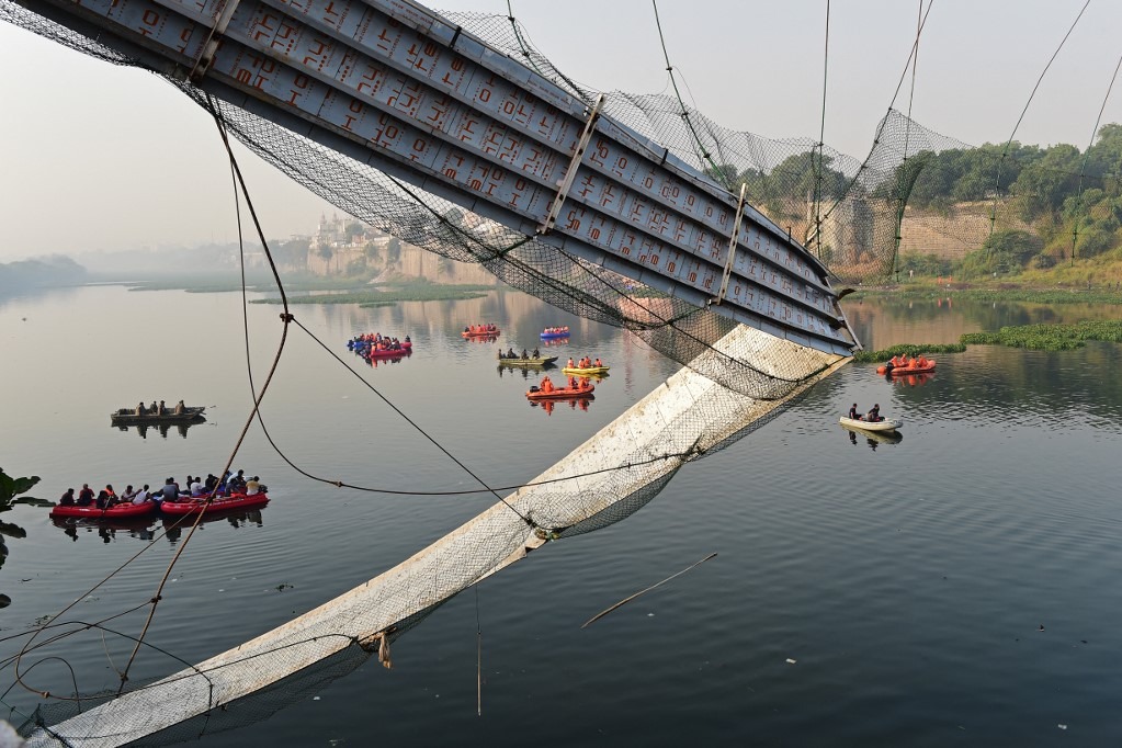 疑電纜生鏽致印度吊橋倒塌慘劇 承包商法庭辯稱屬「上帝旨意」