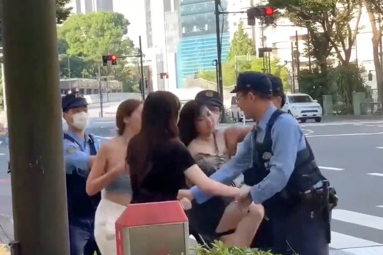 中國女遊客東京街頭鬧事打警察 日本網民震怒：直接驅逐出境！