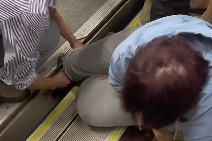 有乘客腿部卡在列車與月台縫隙 上海地鐵人員緊急救援後脫困