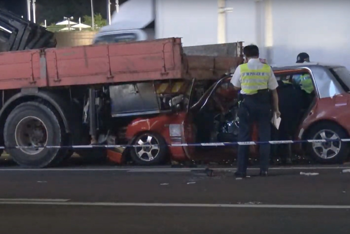 銅鑼灣的士撞吊臂車1死4傷 司機不治 受傷乘客均為遊客