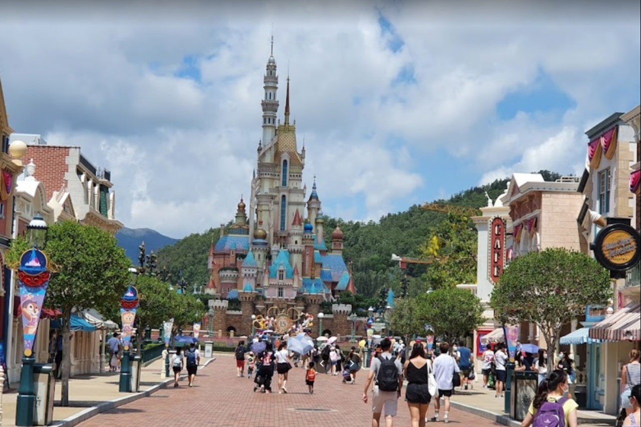 香港迪士尼去年淨虧損減至21億 下月中起恢復每周營運6至7天