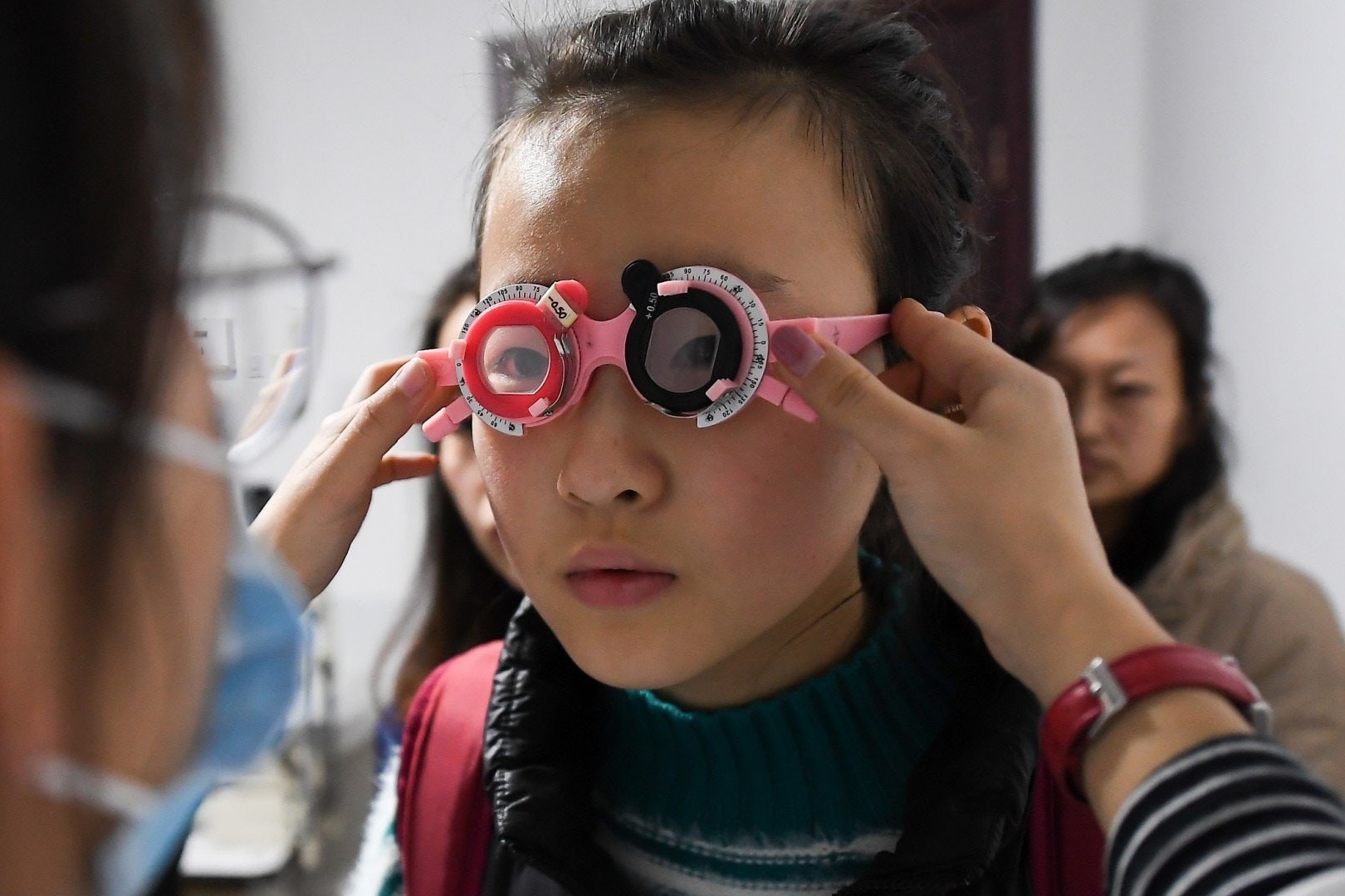 青少年近視率全球第一 中國限制電子教學 倡紙質作業