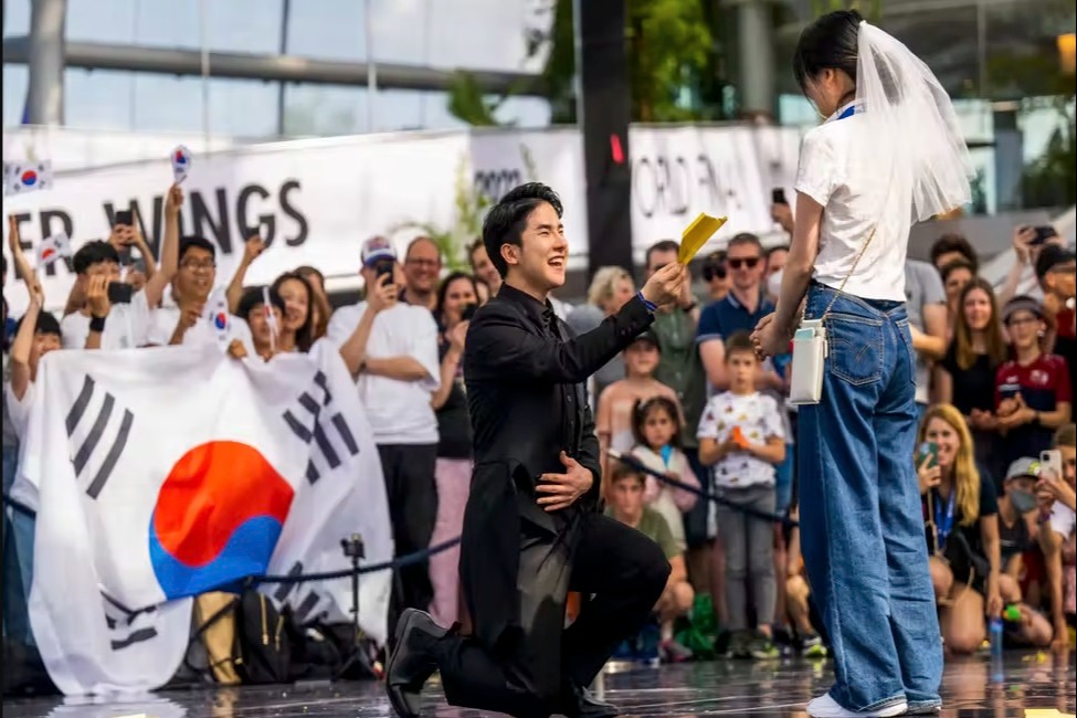 送你一對翼！世界紙飛機大賽 南韓選手花式奪冠 即場下跪求婚