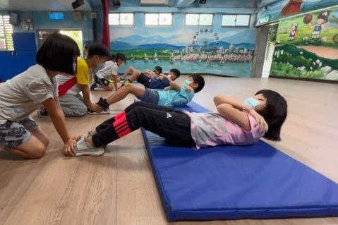體適能必做仰臥起坐 恐令學童受運動傷害？
