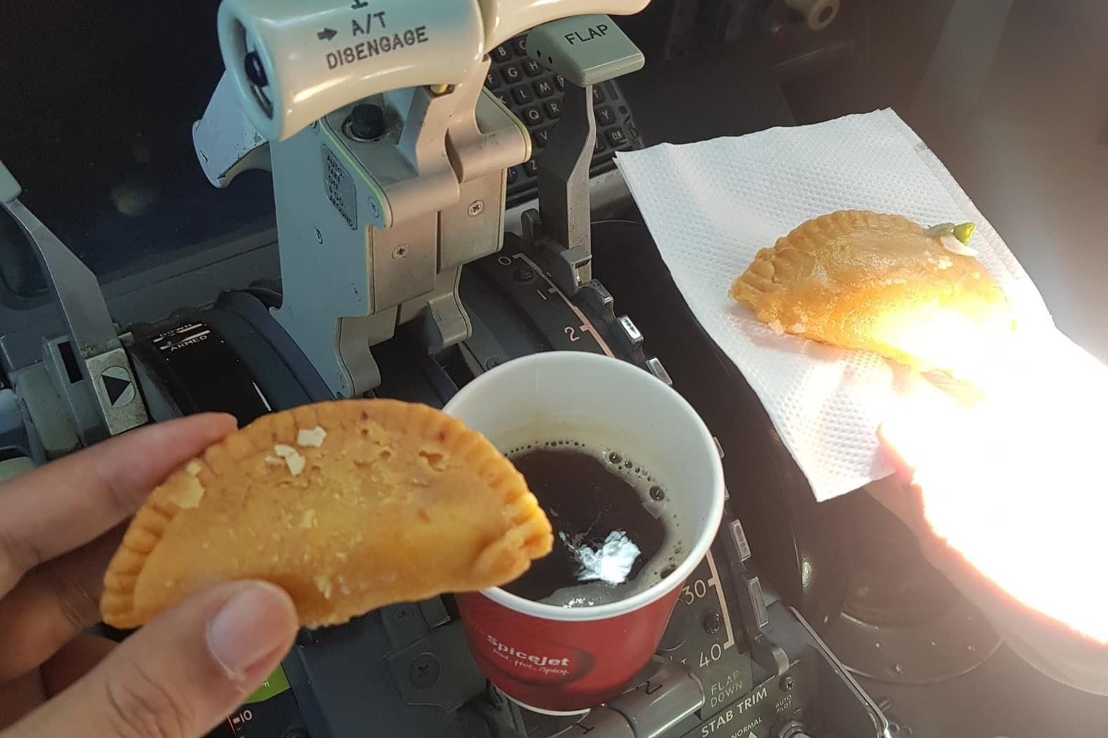 飛機駕駛艙內亂放咖啡捱批 兩機師遭航空公司停飛