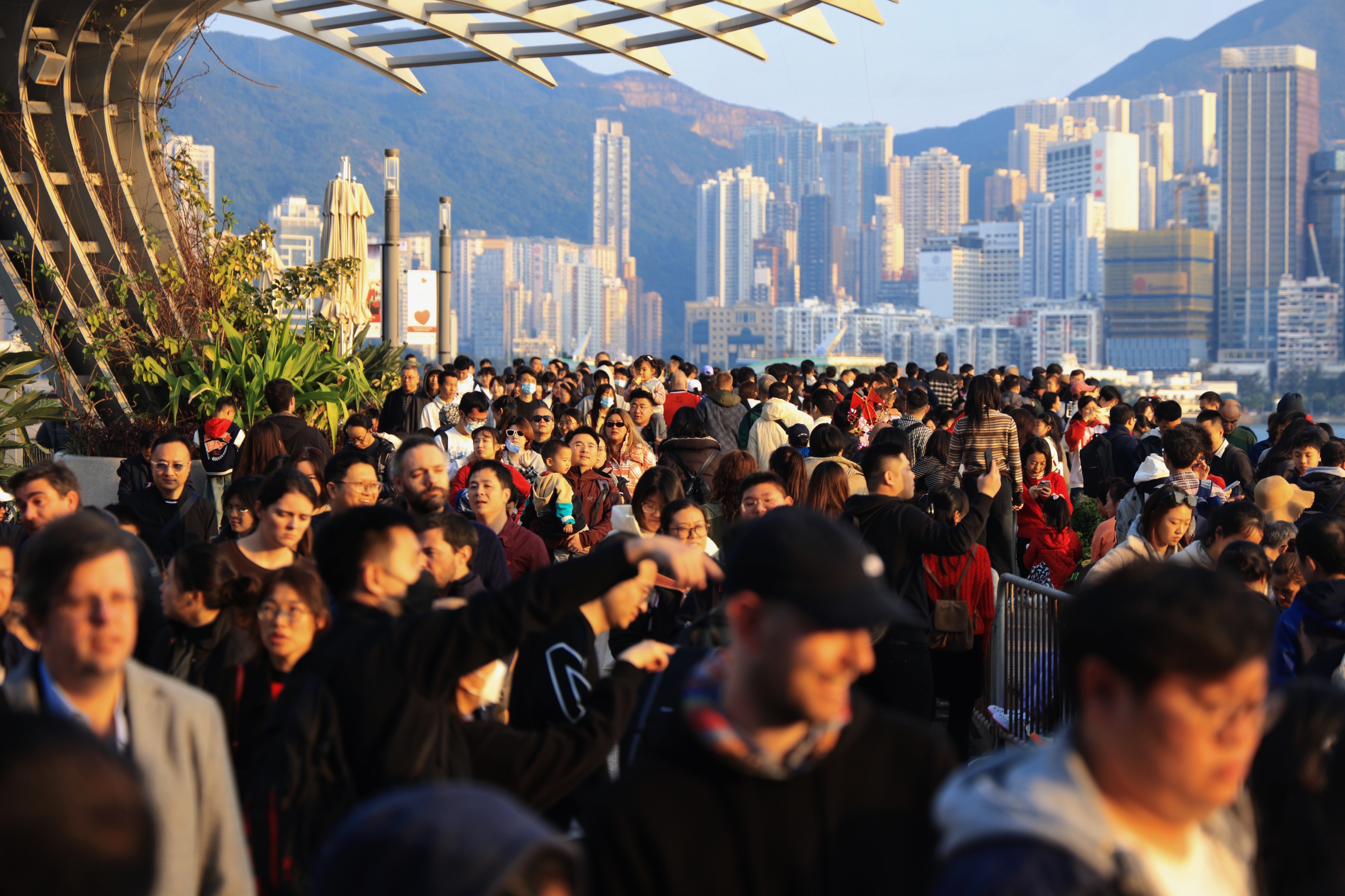 崔定邦：香港主要吸引力是食買玩 過年每日有約200內地團訪港