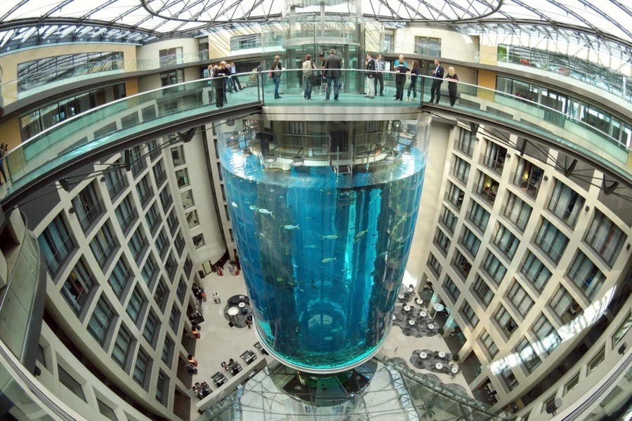 全球最大圓柱型水族館突爆裂 柏林1500條熱帶魚自「游」了
