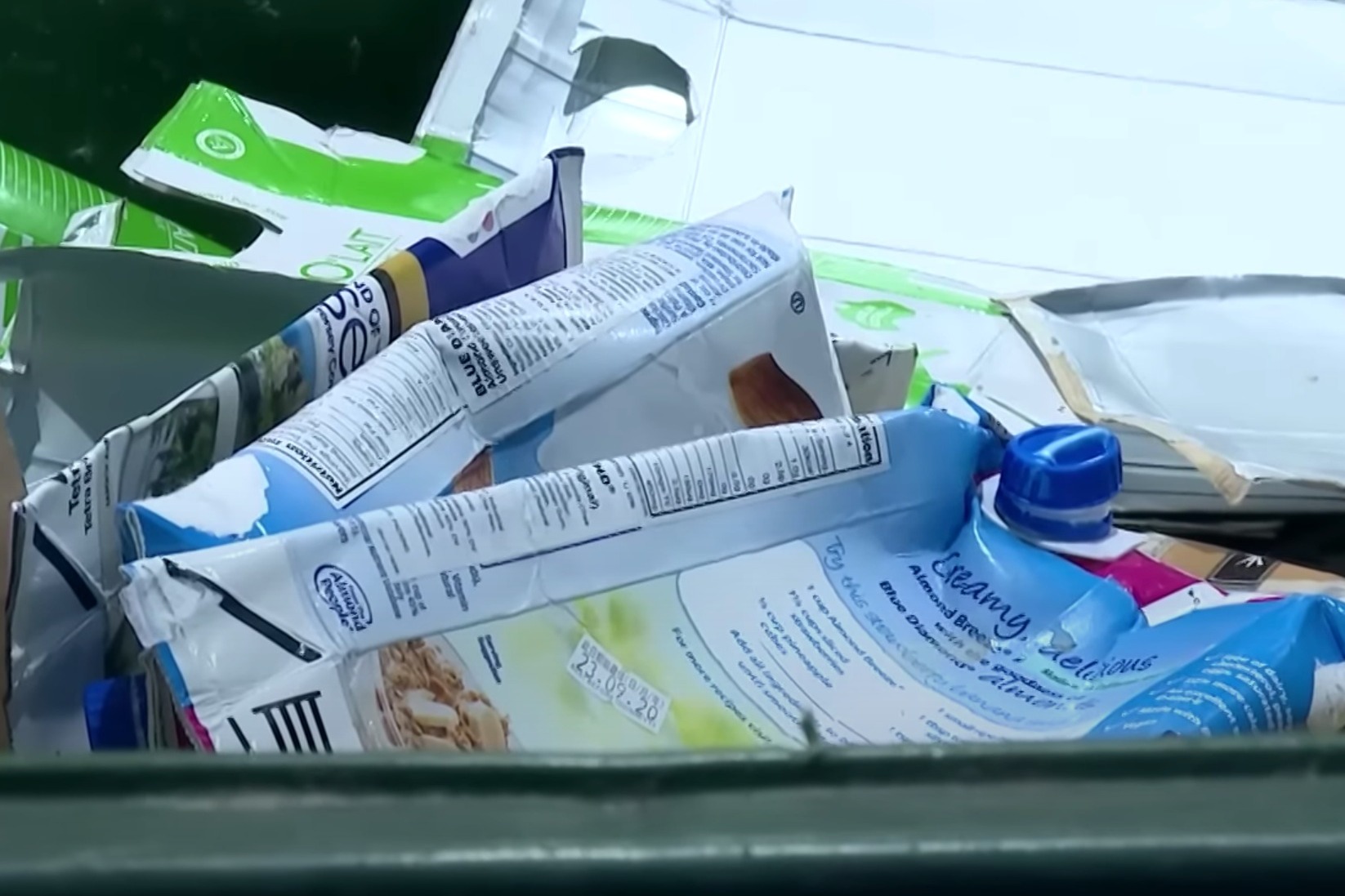 綠在觀塘3噸紙包飲品盒轉交不當 環保署：未有交予回收商喵坊