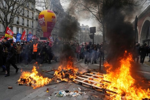 法國參議院通過64歲退休方案 民眾上街示威反對退休改革