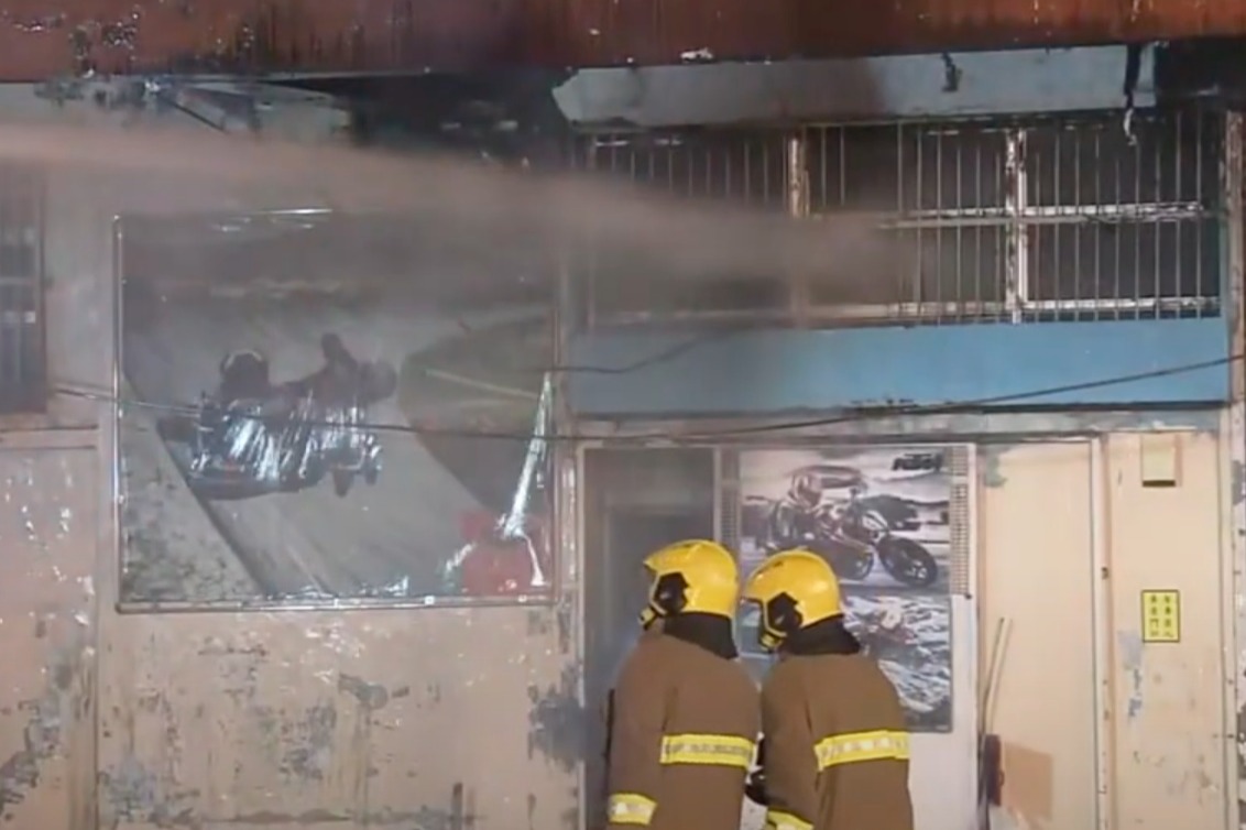 新蒲崗車房三級火燒毀50部電單車 現場多次爆炸 一消防員不適送院