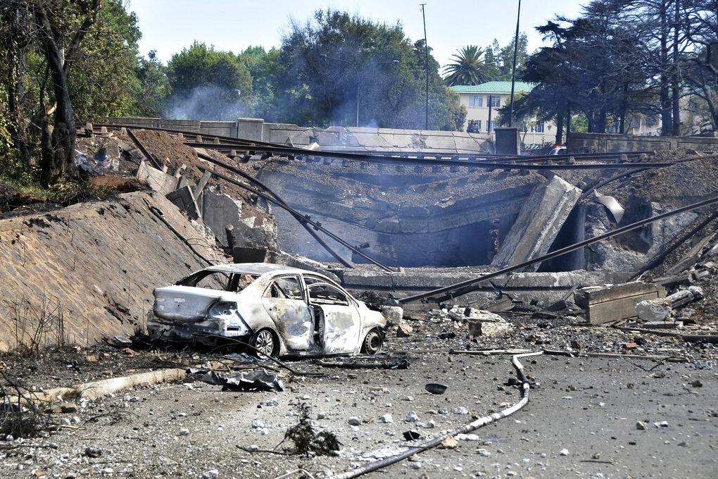 南非豪滕省運油車爆炸10死約50傷 傷者包括6名救火消防員