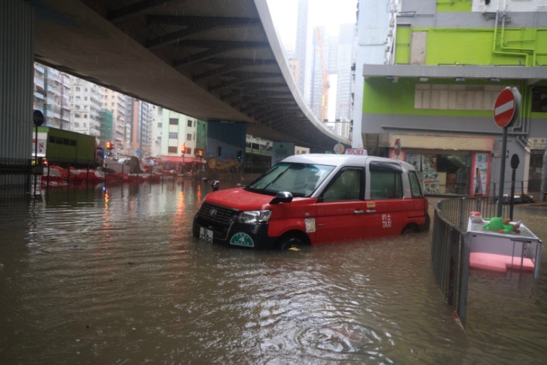 本港暴雨成災 多區水浸如澤國 多處交通癱瘓 黃大仙站遭水淹