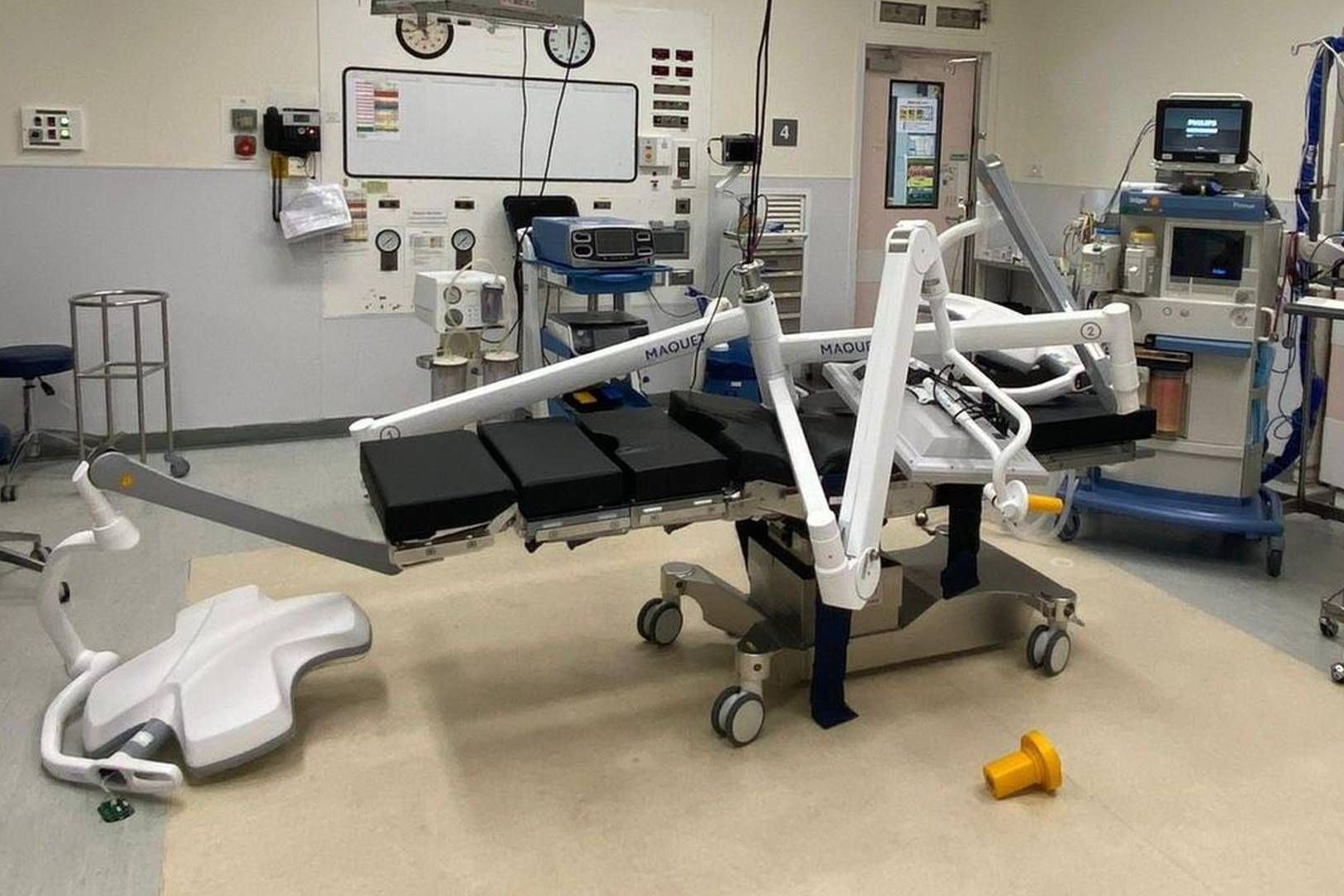 聯合醫院手術燈掉落事故承辦商
 在多份報章登報向醫管局道歉