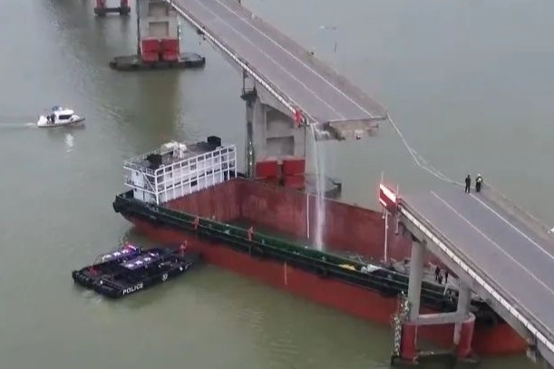 廣州南沙瀝心沙大橋被船撞斷
 有巴士墮橋 暫有2人死亡3人失蹤