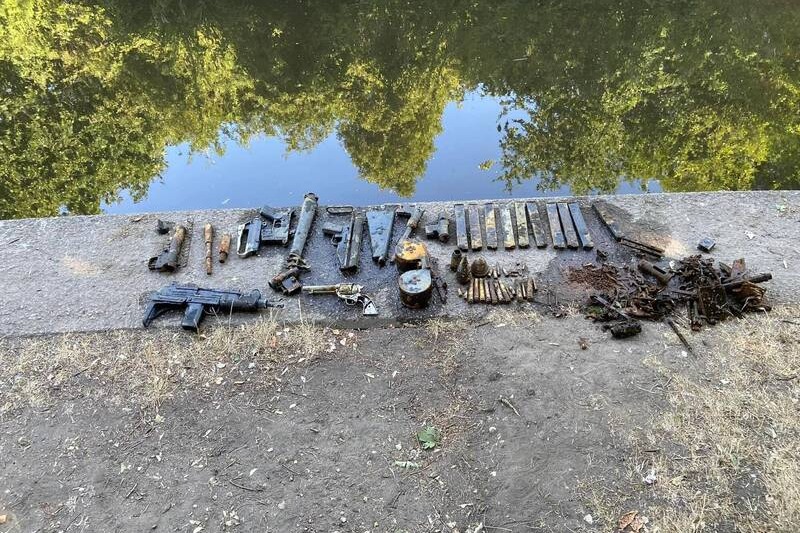 英國少年河邊玩水有驚嚇奇遇 意外發現11把槍及大量彈藥