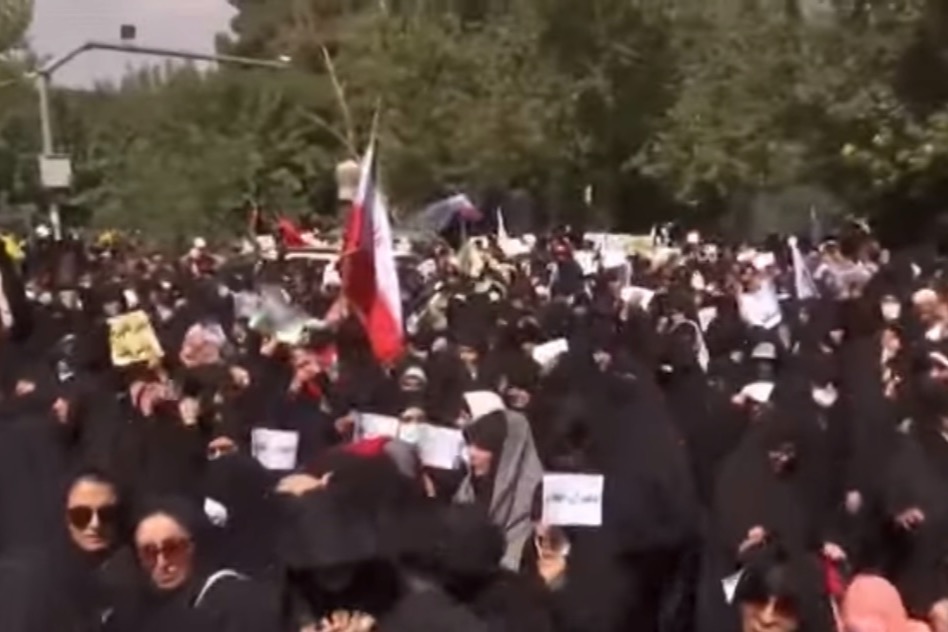 示威浪潮蔓延全國警方實彈鎮壓 伊朗總統形容為暴動稱果斷處理