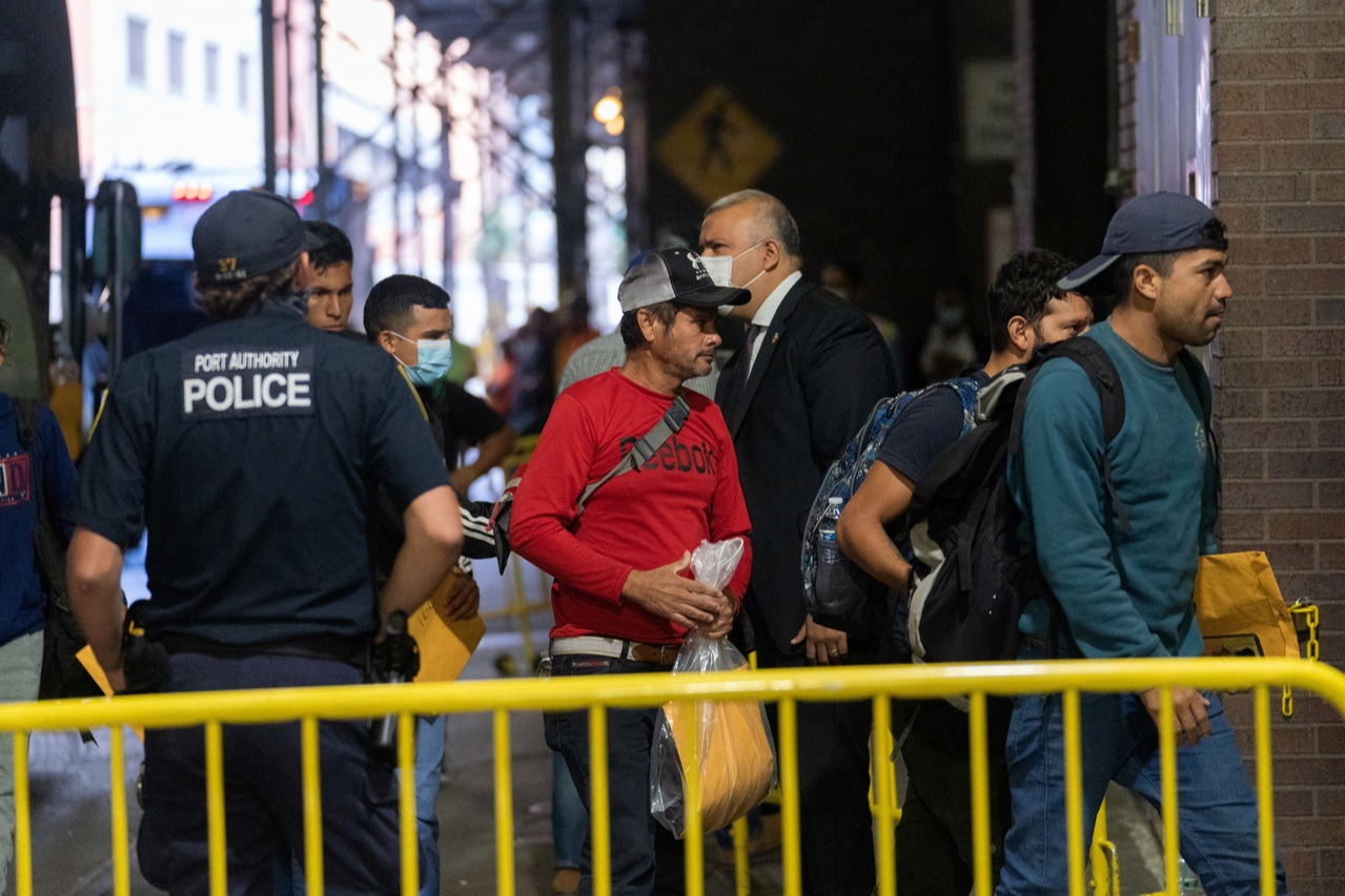 共和黨民主黨「運人」風波 逾1.5萬移民抵紐約逼爆收容中心