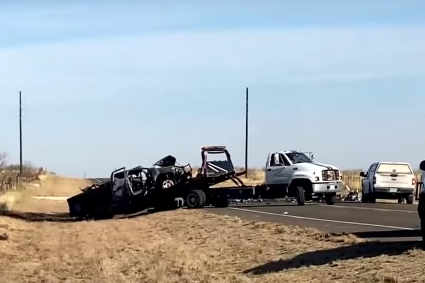 德州13歲少年無牌駕駛貨車 與小巴相撞造成9死2傷