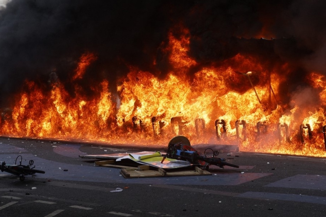 法國勞動節再爆發暴力示威 逾290人被捕過百警受傷