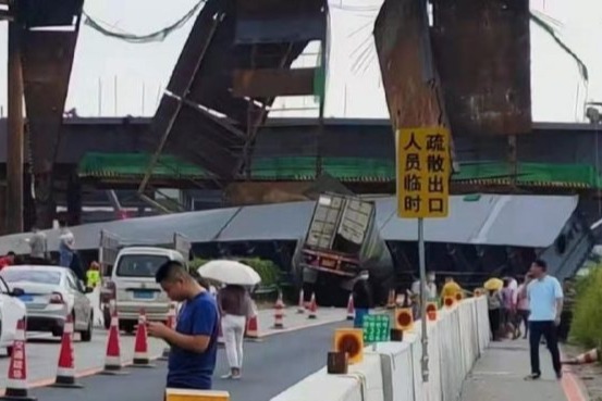 江門中山交界恐怖塌橋 貨車被壓扁最少1人受傷