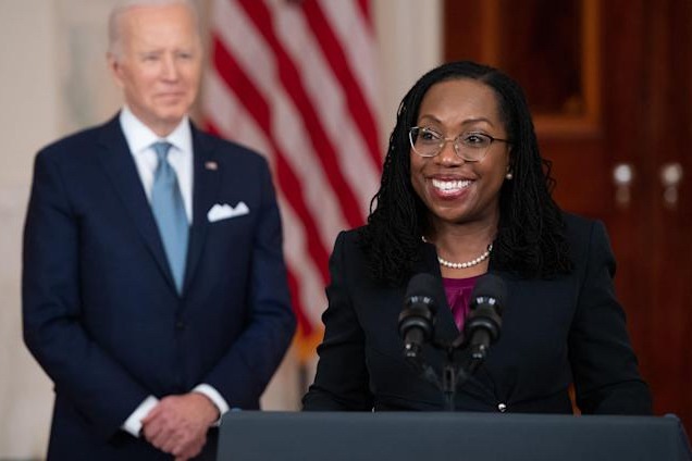 美參議院通過傑克遜任美國 首位非裔女性最高法院大法官