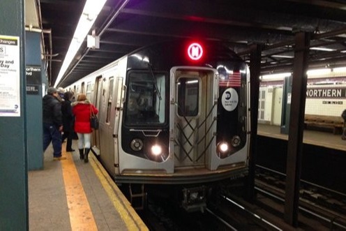 美國紐約地鐵再有乘客 被推落路軌