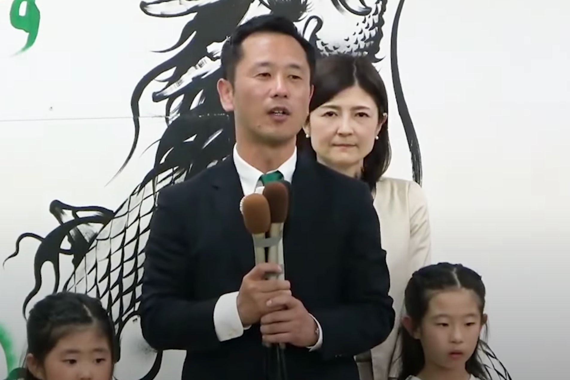 日本多治見市市長候選人
 街頭演講時遭人鎖喉撲倒