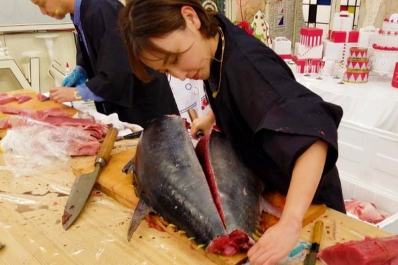 日本「最美女魚販」擁驚人學歷
 棄高薪厚職劏魚 背後原因有洋蔥