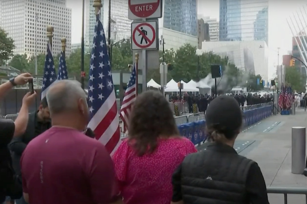 美國多地悼念911事件22周年 世貿中心遺址廣場鳴鐘悼念