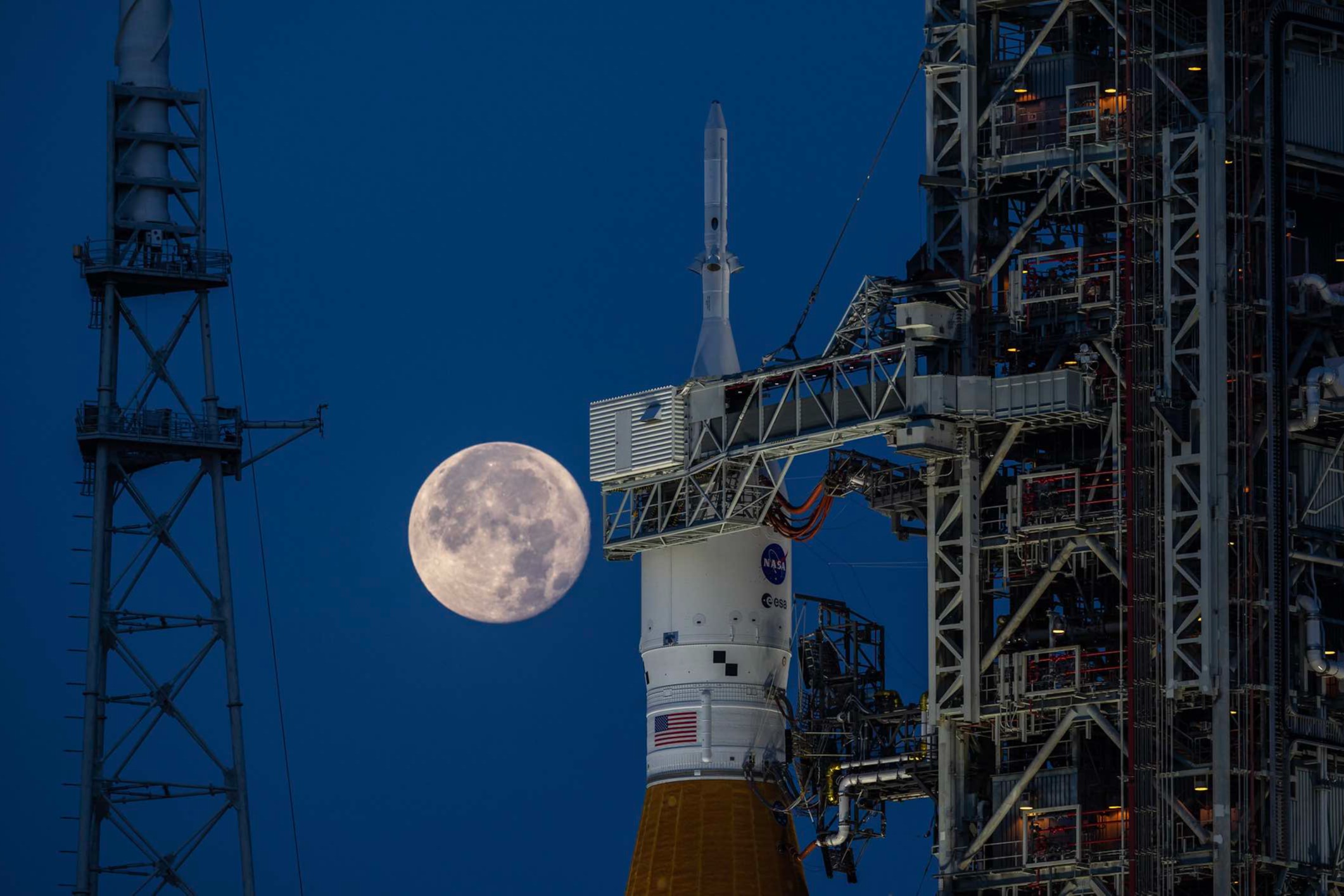 NASA啟動「重返月球」 史上最強火箭攜假人升空
