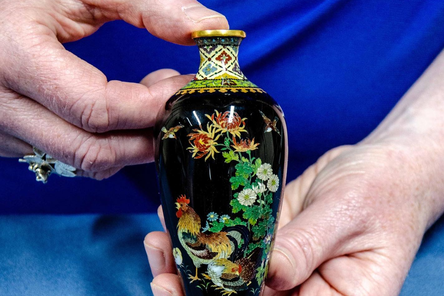 英國夫婦花25元買二手小花瓶 出自已故日本名家價值達10萬