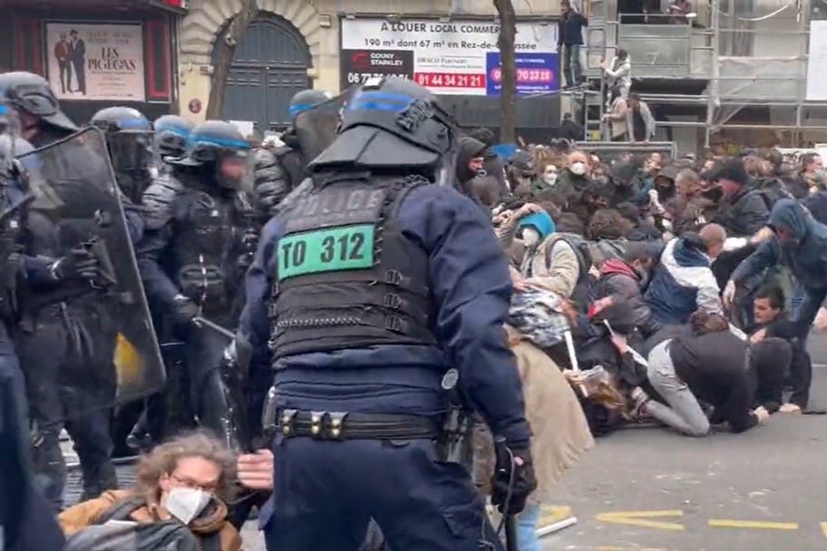 法國反退休改革罷工釀衝突 149名警察受傷172位示威者被捕