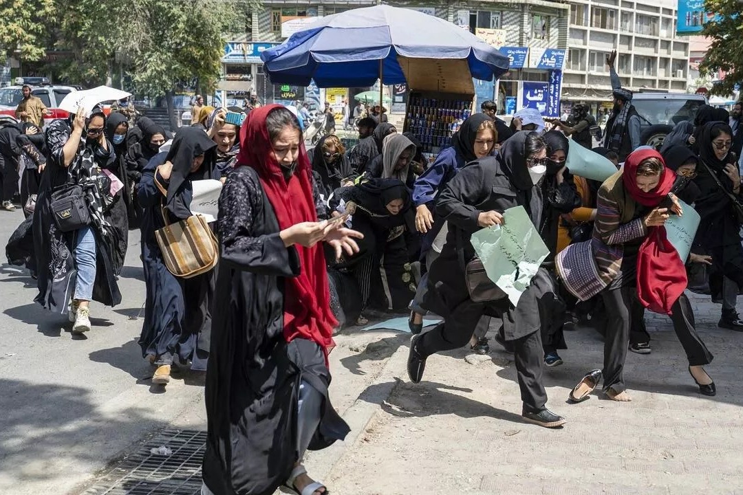 塔利班復辟一周年「普天同慶」 阿富汗前總統為出走辯護
