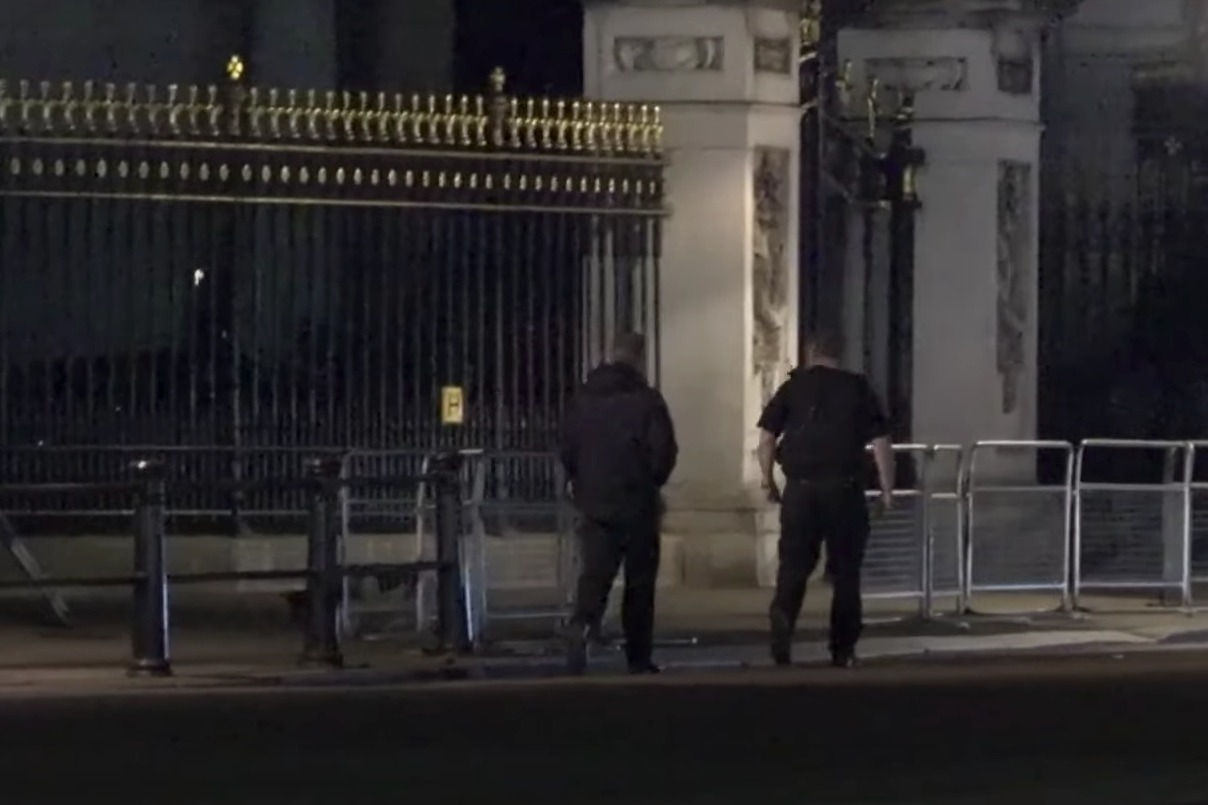 英國有男子突襲白金漢宮 投擲槍械彈藥筒被捕