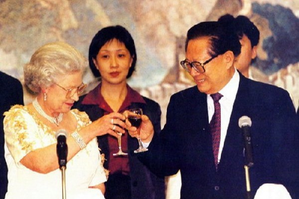 於香港回歸後訪英結緣 江澤民與英女王生卒同年