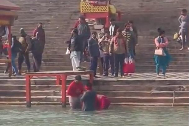 印度父母深信恆河可延續壽命 末期血癌男童遭浸河水淹死