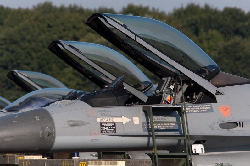 起飛後座艙罩脫離
 台軍F16戰機逼降無傷亡