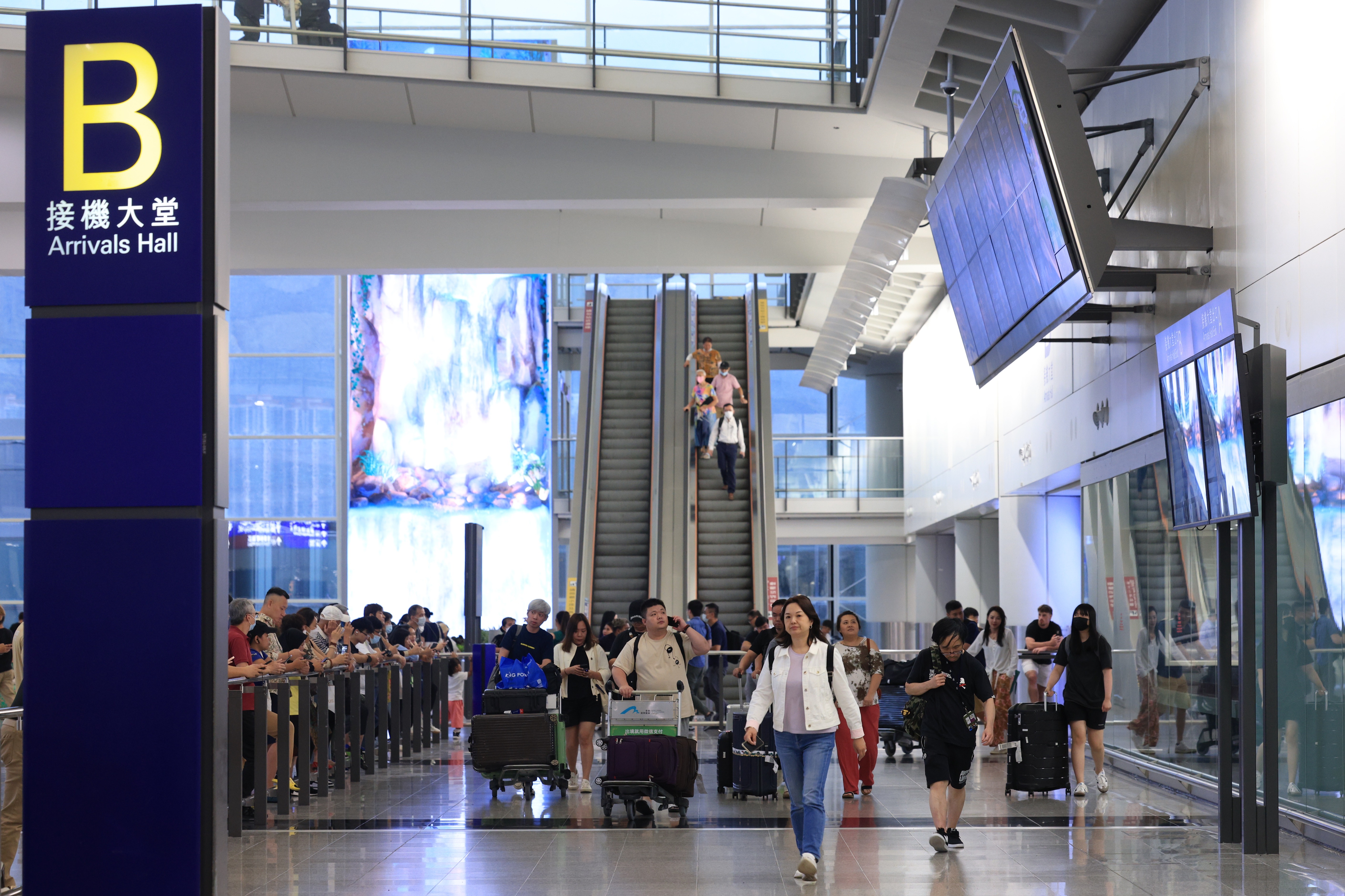 香港機場過去一年客運量
 按年增逾10倍 達疫情前6成