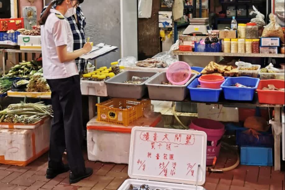 荃灣兩雜貨店賣無牌大閘蟹 食環署銷毀20公斤「蟹貨」